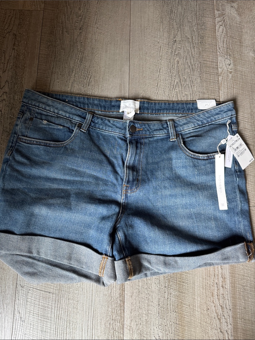 Caslon Rolled Hem boyfriend Denim Shorts in Classic Blue. NWT